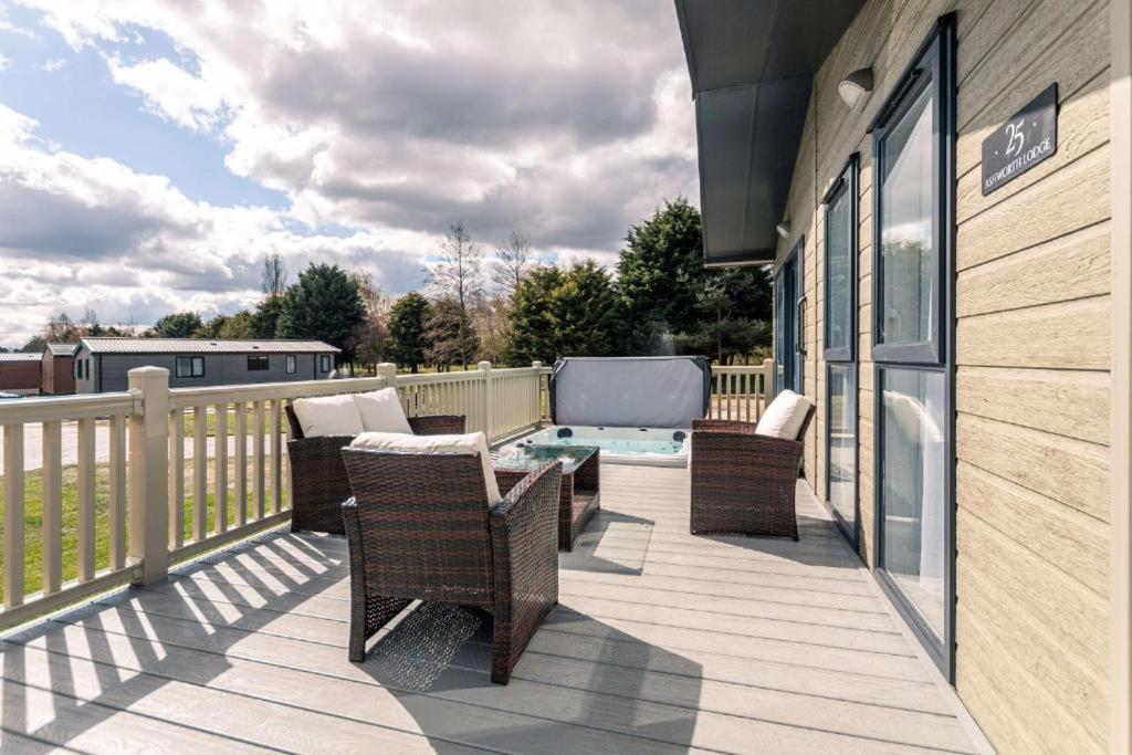 Ashworth Lodge with Hot Tub - Maison De Deux Chambres