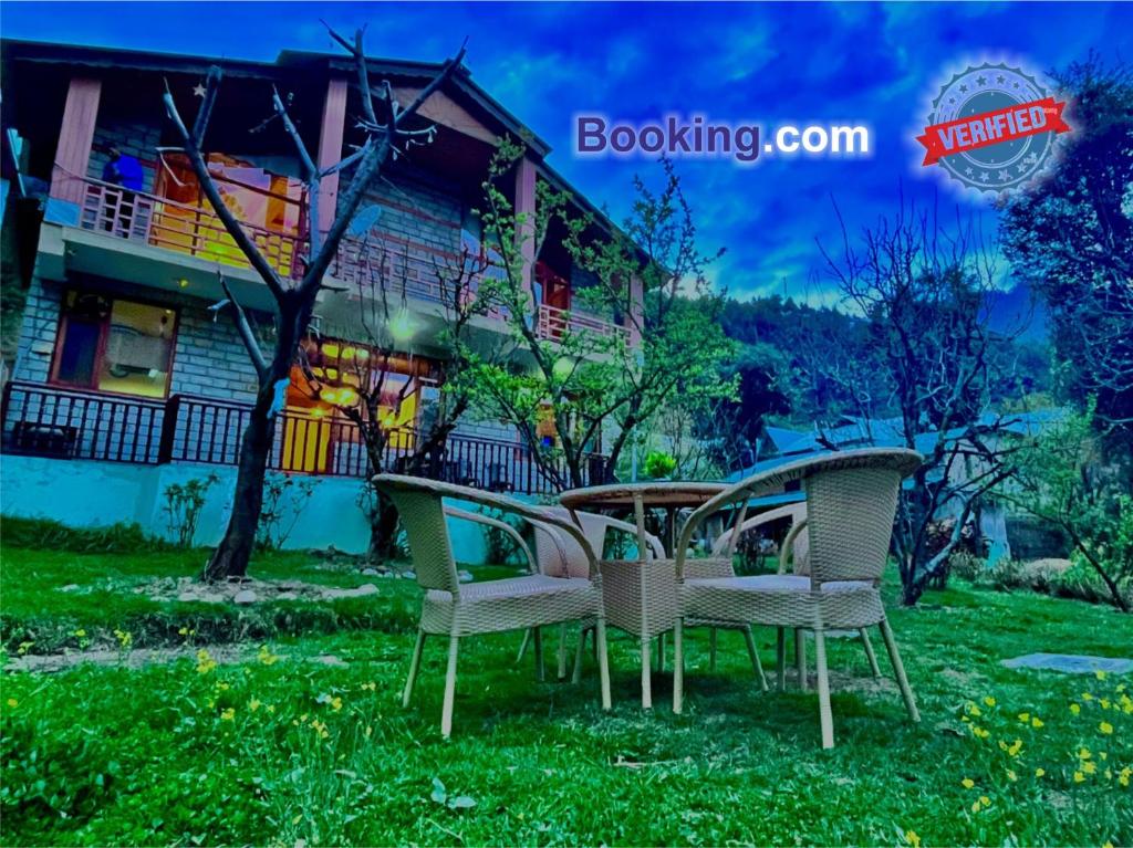 4 Bedroom Luxury Bungalow in Manali with Beautiful Scenic Mountain & Orchard View في مانالي: مجموعة من الكراسي تجلس في العشب أمام المنزل