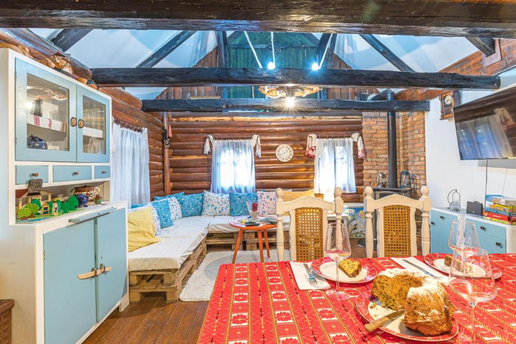 House in Nature - Happy Rentals في Sveti Križ: غرفة معيشة مع أريكة وطاولة