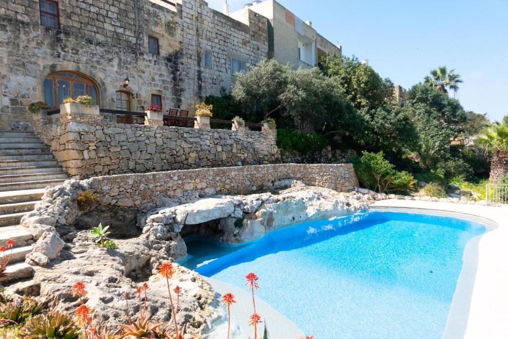 una piscina frente a un edificio en Villeleynah Amazing Gozitan Villa Pool - Happy Rentals, en Munxar