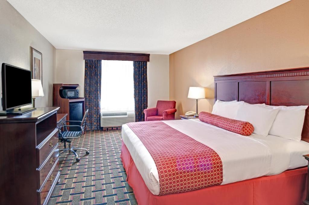 Baymont by Wyndham Kennesaw - King Room- Non-Smoking