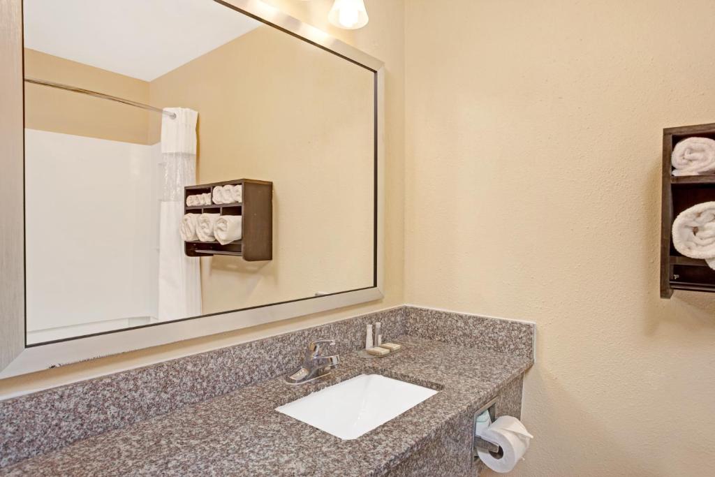 Baymont by Wyndham Kennesaw - One-Bedroom King Suite - Non-Smoking