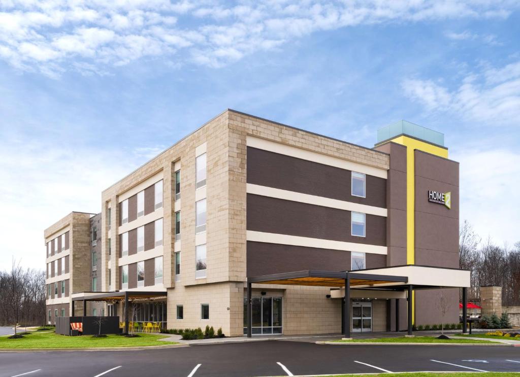 een kantoorgebouw met een bord waarop staat: bij Home2 Suites By Hilton Brownsburg in Brownsburg