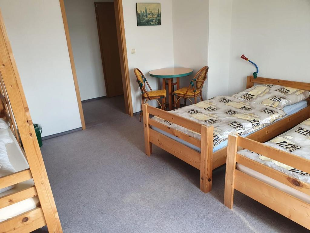 Monteurzimmer Alte Schule Heberndorf 1 - 三人间 - 带共用浴室