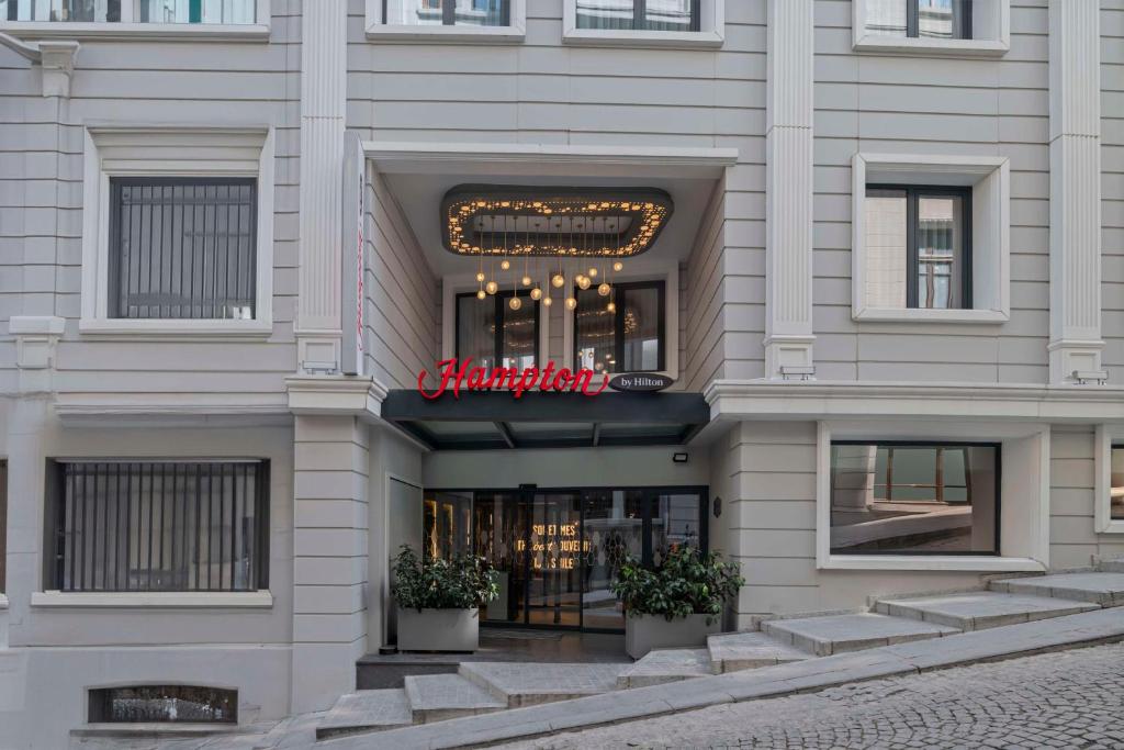 een gebouw met een bord aan de voorkant bij Hampton By Hilton Istanbul Sirkeci in Istanbul