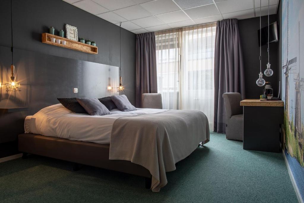 sypialnia z dużym łóżkiem w pokoju w obiekcie Hotel Lowietje Lisse - Keukenhof w mieście Lisse