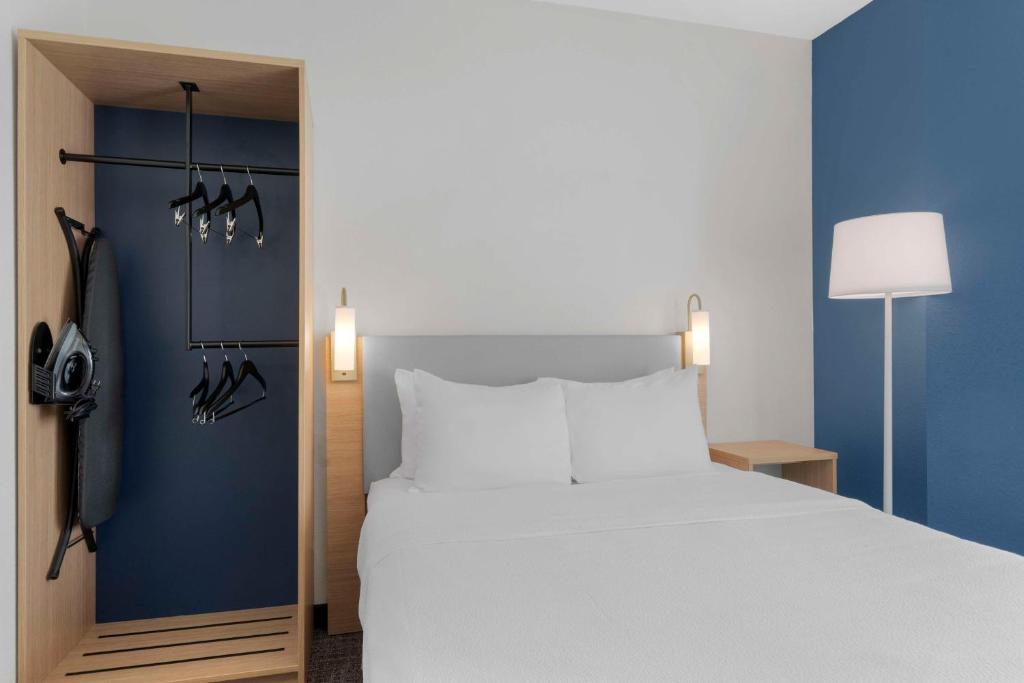 Postel nebo postele na pokoji v ubytování Spark by Hilton Orlando near SeaWorld