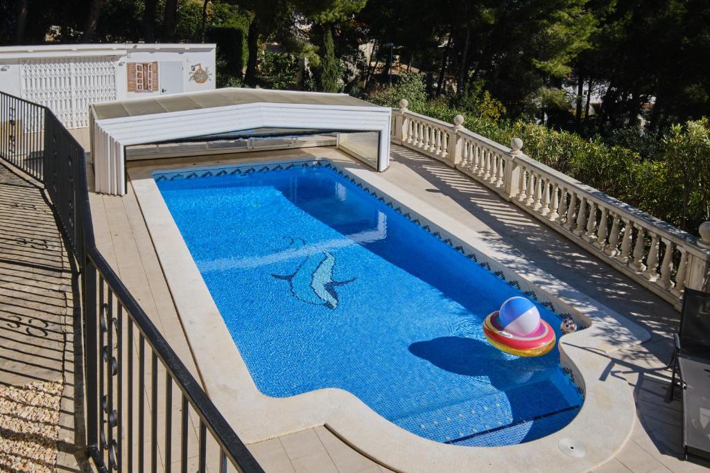 una piscina con sombrero y juguete en Villa Mindoro 6, en Alcossebre