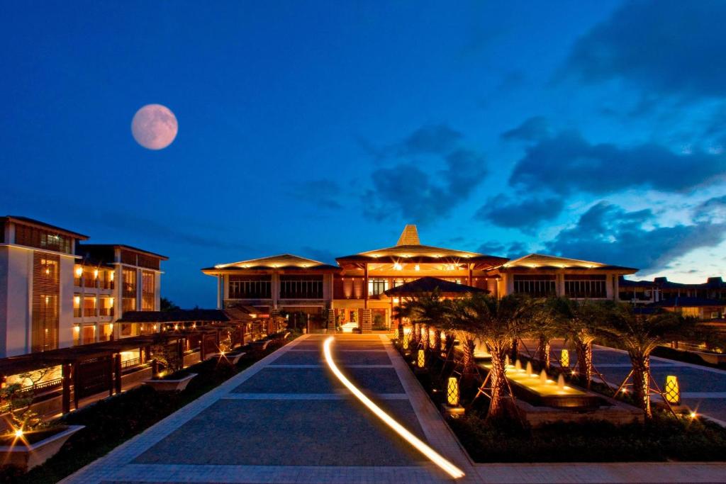 widok na budynek z księżycem na niebie w obiekcie Le Méridien Shimei Bay Beach Resort & Spa w mieście Wanning