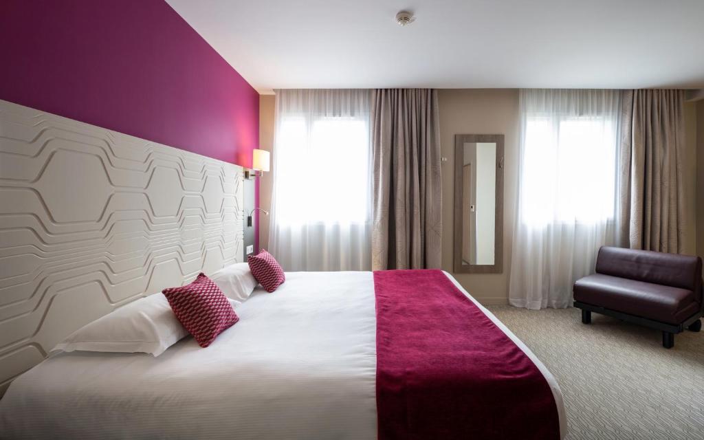 Postel nebo postele na pokoji v ubytování Kyriad Prestige Saint-Malo