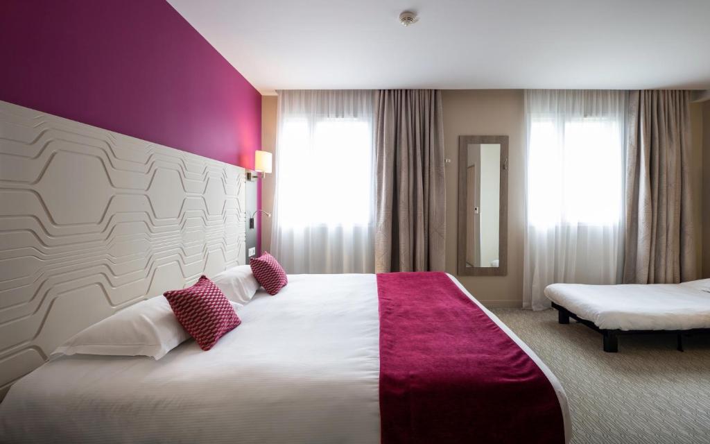 Postel nebo postele na pokoji v ubytování Kyriad Prestige Saint-Malo