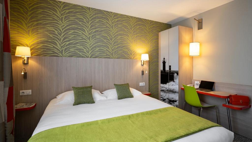 Postel nebo postele na pokoji v ubytování Kyriad Prestige Saint-Malo