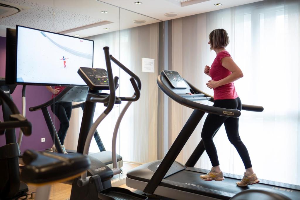 Fitness centrum a/nebo fitness zařízení v ubytování Kyriad Prestige Saint-Malo