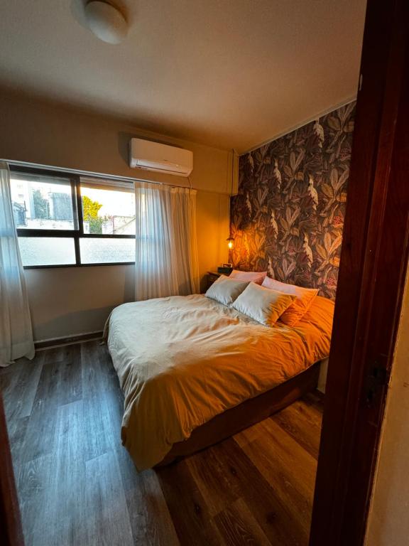 En eller flere senge i et værelse på Cálido y céntrico departamento!