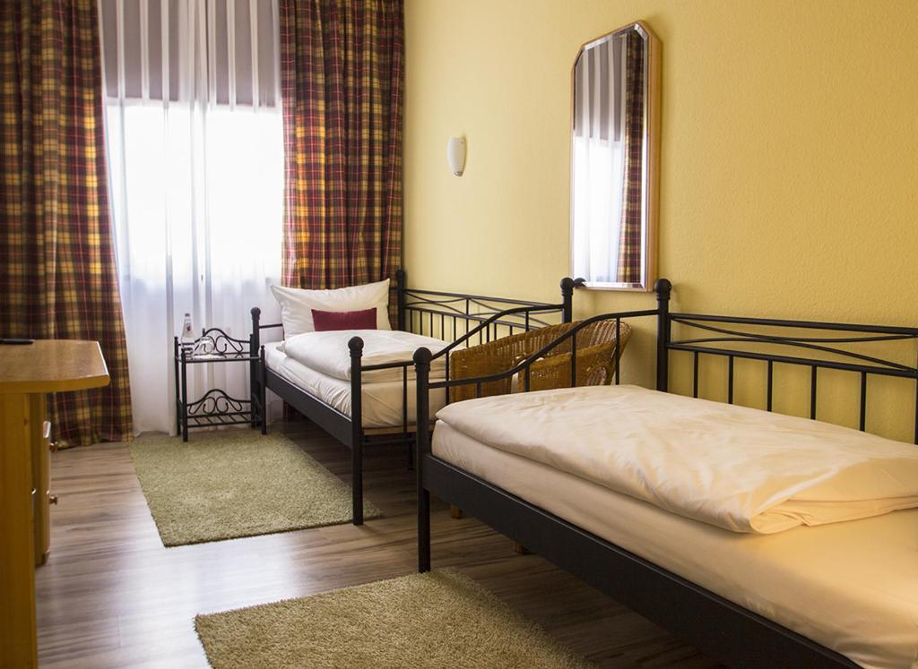 Postel nebo postele na pokoji v ubytování Hotel Schlee