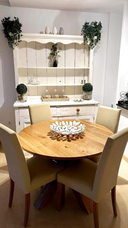 mesa de comedor con sillas blancas y cocina en Thistle 2.0b, en Murcia