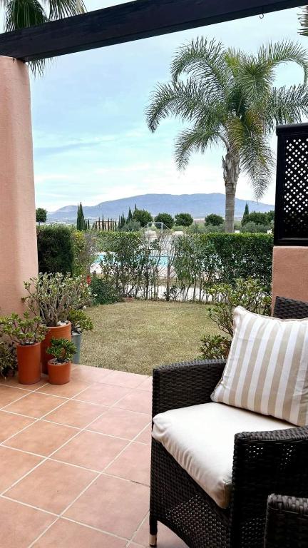 patio con sedia e vista sull'oceano di Thistle 2.0b a Murcia