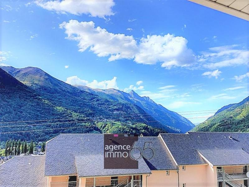 - un bâtiment avec vue sur la montagne dans l'établissement Résidence Pyrénées Zenith, à Luz-Saint-Sauveur