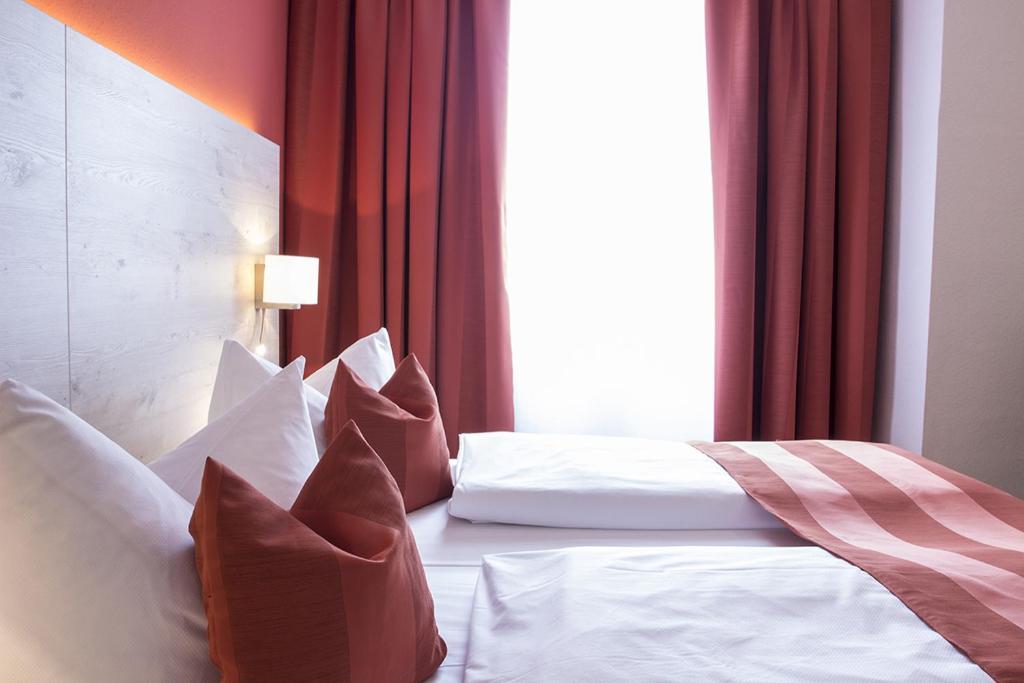 Postel nebo postele na pokoji v ubytování Hotel Schlee