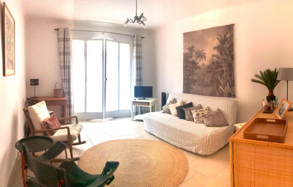 un salon avec un canapé et une table dans l'établissement Le Bennett, T2 central à 200 mètres des plages, à Menton