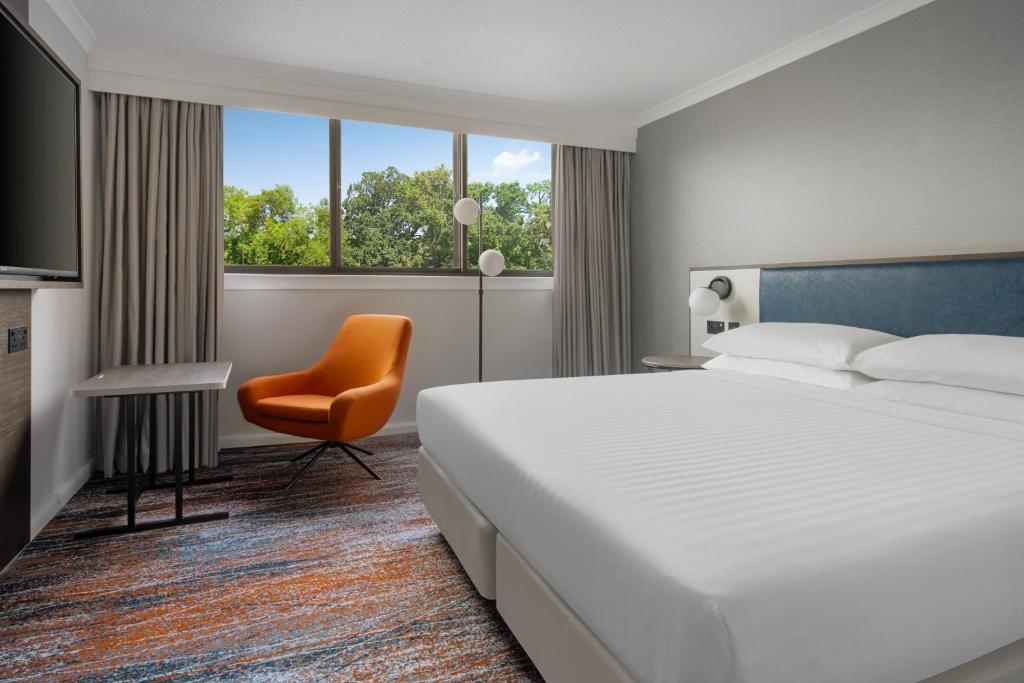 um quarto de hotel com uma cama e uma cadeira em Glasgow Marriott Hotel em Glasgow