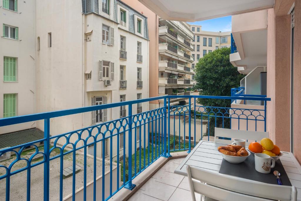 - un balcon avec un bol de fruits sur une table dans l'établissement Eden Palace 3 - Happy Rentals, à Menton