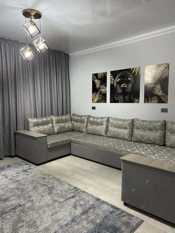 uma sala de estar com um grande sofá num quarto em Апартаменты в районе Болашак em Qyzylorda