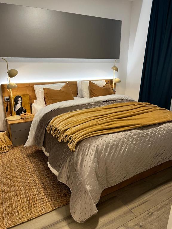 Ein Bett oder Betten in einem Zimmer der Unterkunft LuxArt City Spa Gallery Residence Krk