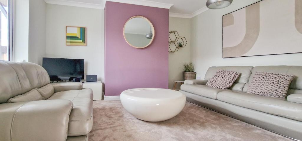 Kirk SandallにあるStylish 3 Bed House Near Hospital, Racecourse, Free Parkingのソファとテーブルのあるリビングルーム