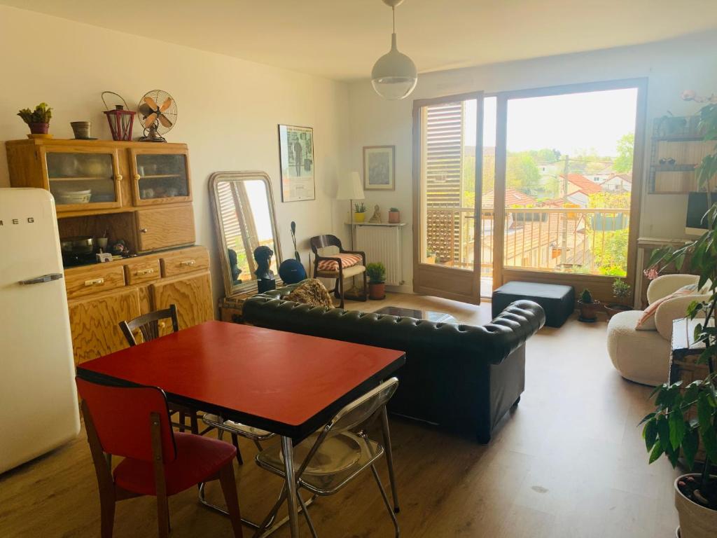 un salon avec un canapé et une table dans l'établissement Appart 61 m2, lumineux, sans vis à vis, balcon, à Montreuil