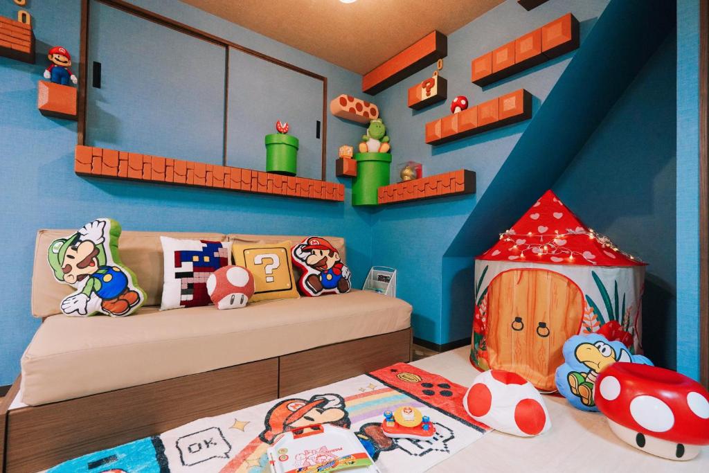 - une chambre pour enfants avec un lit et une maison de jouets dans l'établissement Meeno home Nishikujo 101 Mushroom, à Osaka