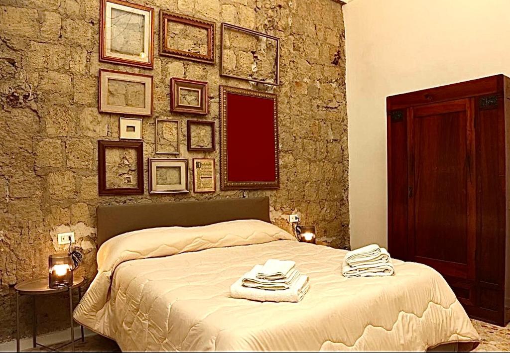 Schlafzimmer mit einem Bett und einer Bildwand in der Unterkunft Bethel come Casa Apartments in Neapel