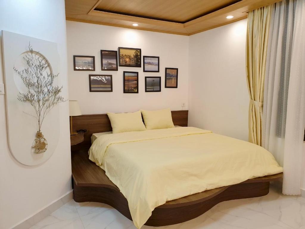 un dormitorio con una cama grande en una habitación en Little House Homestay Đà Lạt, Trung Tâm Thành Phố, en Da Lat