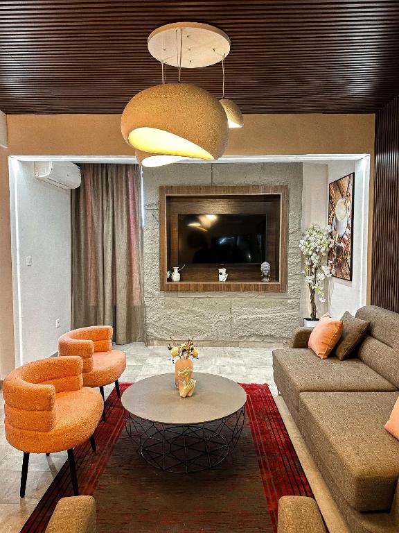 a living room with a couch and a table at Klik Klak Appart Hotel in Cotonou