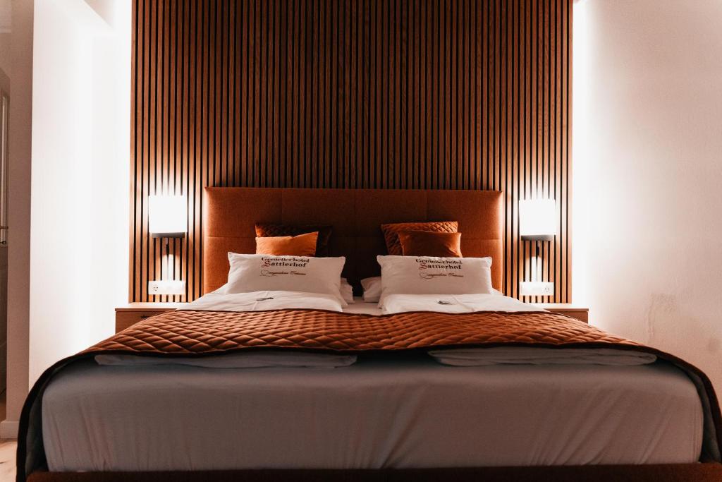 Postel nebo postele na pokoji v ubytování Sattlerhof Genießerhotel & Weingut