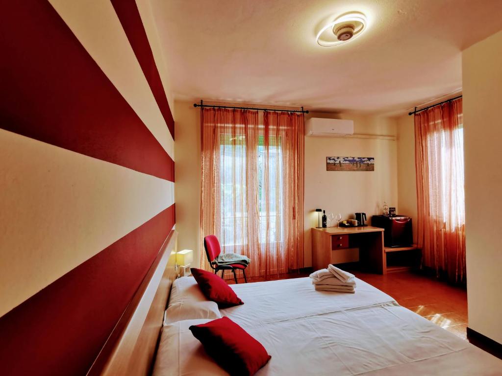 a hotel room with a bed and a desk in it at Ristorante Le Rasole in Garda