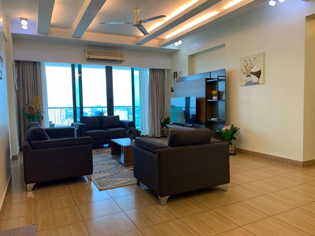 Sala de estar con 2 sofás y TV en Kitengule Apartment 002, en Dar es Salaam