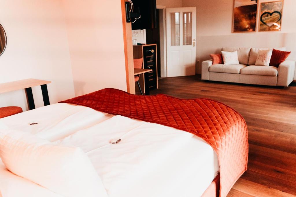 Postel nebo postele na pokoji v ubytování Sattlerhof Genießerhotel & Weingut