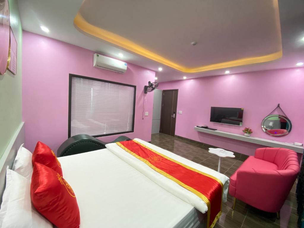 1 dormitorio con cama y pared de color rosa en Khách Sạn Thắng Lợi 2 Bắc Giang, en Làng Thành