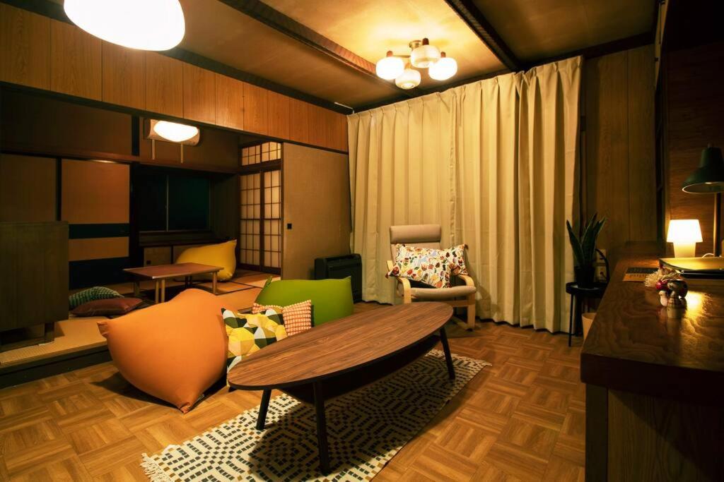 仙台的住宿－Roopt仙台薬師堂，客厅配有沙发和桌子