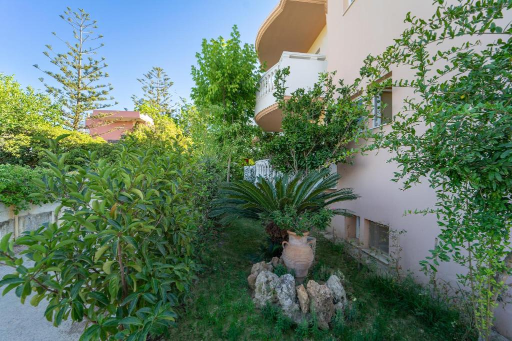 Vonkajšia záhrada v ubytovaní Golden Rose Suites