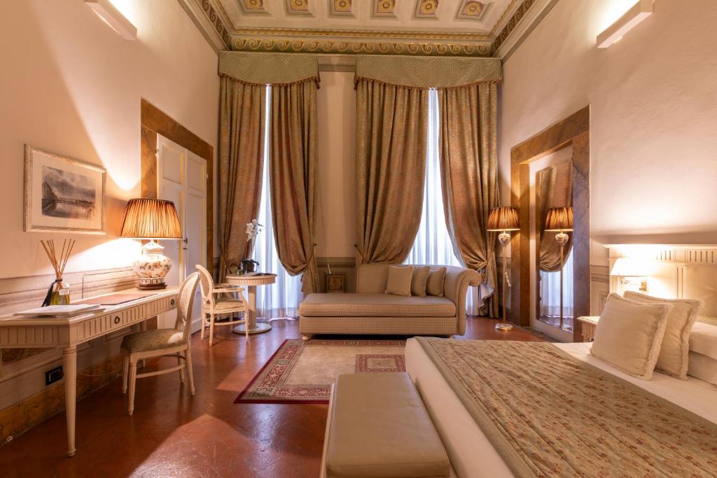 Postel nebo postele na pokoji v ubytování Palazzo Guicciardini