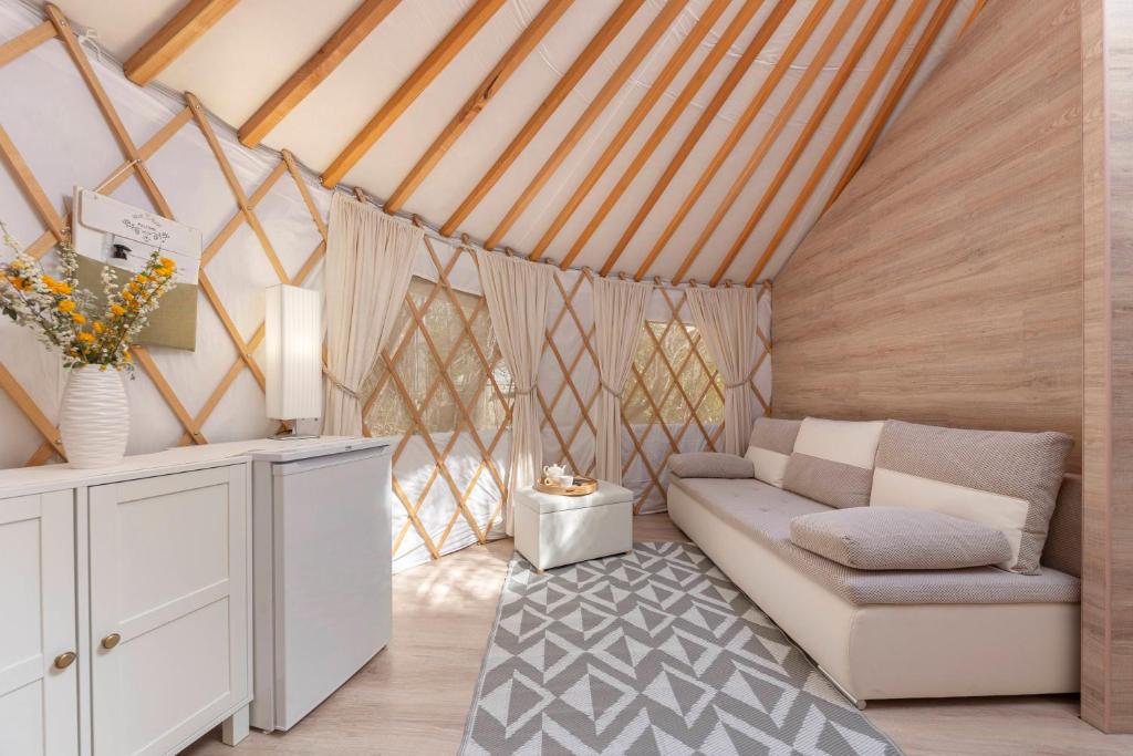 Posezení v ubytování L.stile Glamping