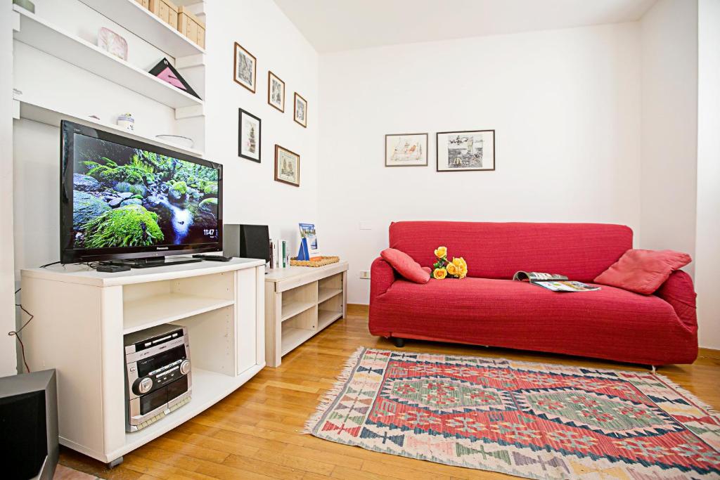Televízia a/alebo spoločenská miestnosť v ubytovaní Appartamento Centro Storico Riva 2 - Happy Rentals