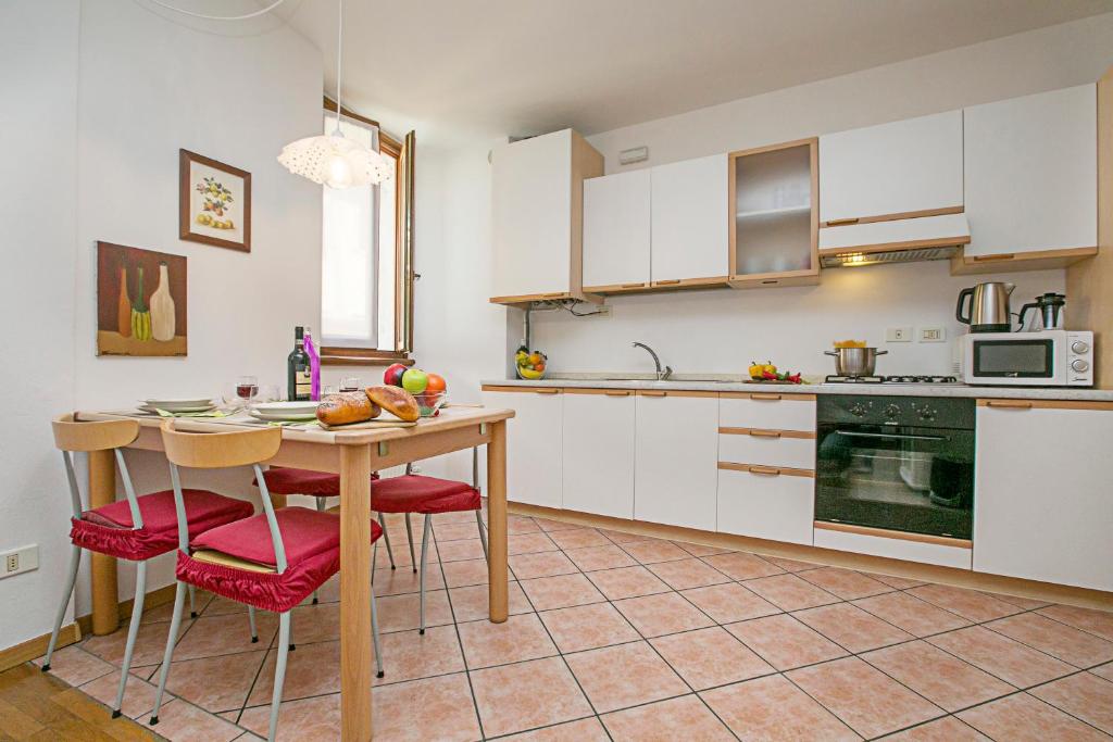 Kuchyňa alebo kuchynka v ubytovaní Appartamento Centro Storico Riva 2 - Happy Rentals