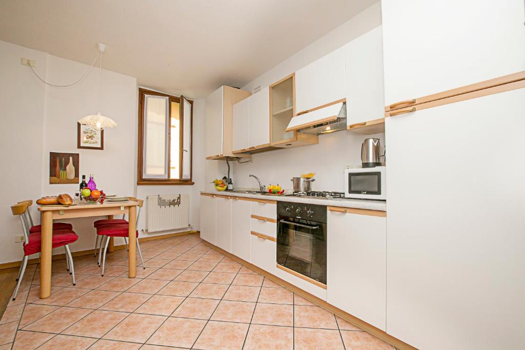 Kuchyňa alebo kuchynka v ubytovaní Appartamento Centro Storico Riva 2 - Happy Rentals