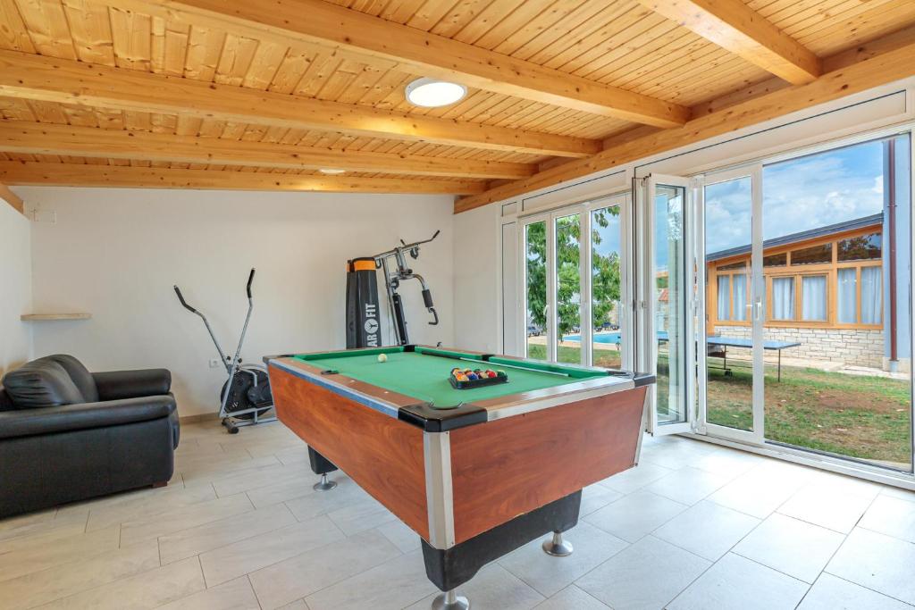 Biliár nebo kulečník v ubytování Pool & Fun House Betiga 1 with Gym