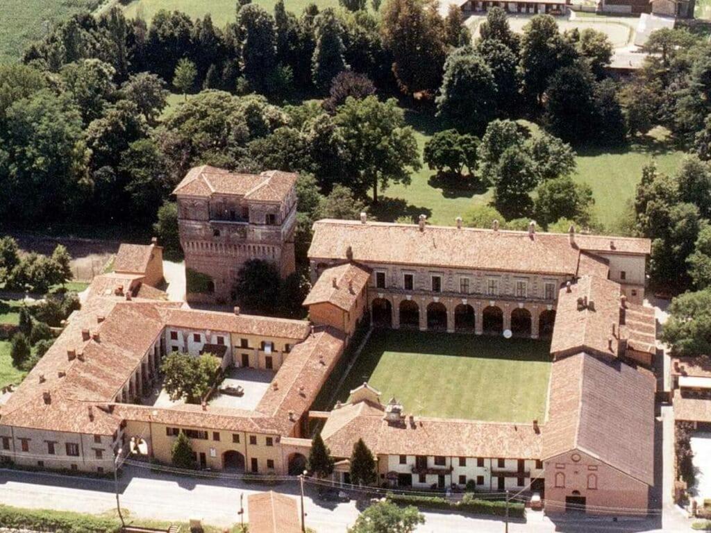 - une vue aérienne sur un grand bâtiment avec une cour dans l'établissement Palazzo Barbò Modern retreat, à Pumenengo