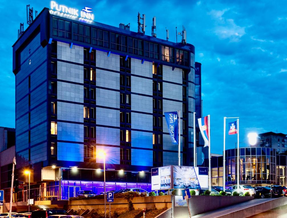 ein Gebäude mit blauen Lichtern an der Seite in der Unterkunft Putnik Inn Belgrade in Belgrad