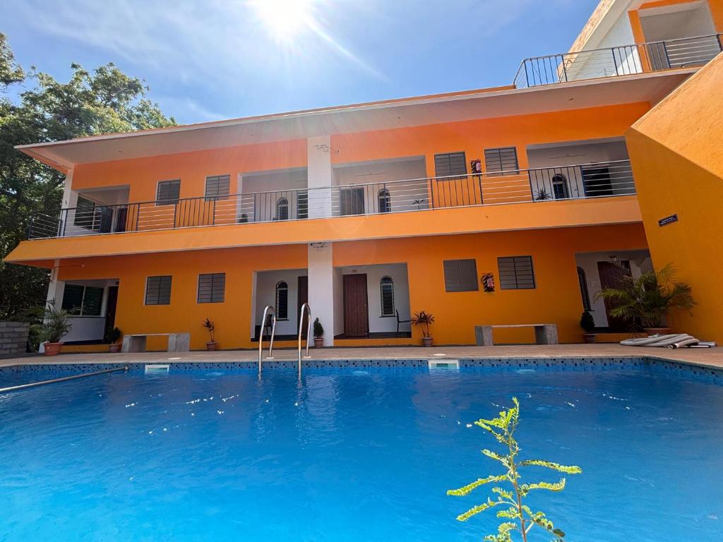 un hotel con piscina frente a un edificio en De Capital Hotel with Swimming Pool en Pondicherry